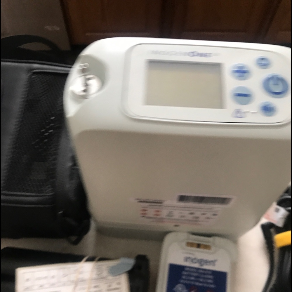 InogenOne G5 portable oxygen concentration system. 2 chargers, 2 batteries